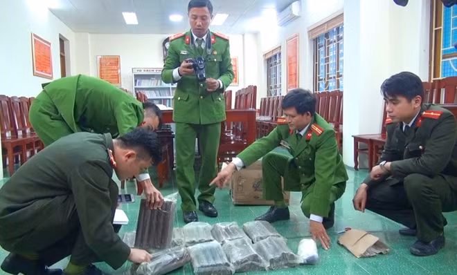 Lực lượng Công an khám nghiệm tang vật.