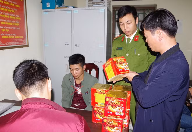 Cơ quan Công an bắt giữ đối tượng Hoàn (dấu X) và tang vật vụ án.