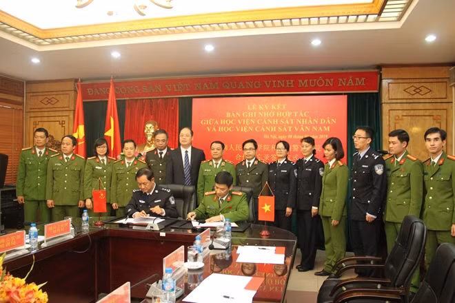 Lãnh đạo hai Học viện kí kết bản ghi nhớ hợp tác.