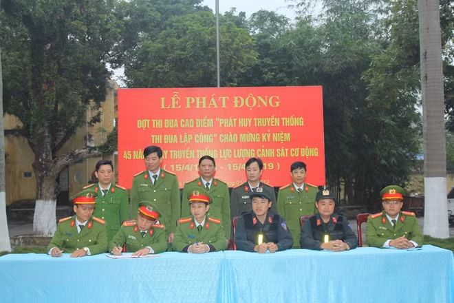 Đại diện chỉ huy các đội, đại đội, Đoàn, hội đã ký kết giao ước thi đua quyết tâm phấn đấu hoàn thành xuất sắc các nội dung đề ra.