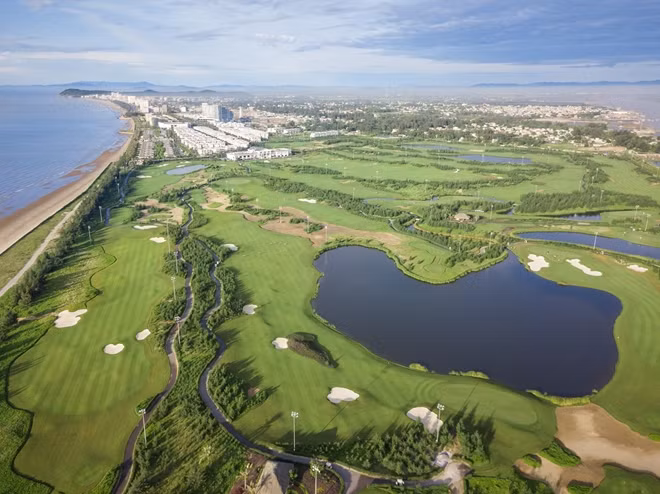 Thiết kế 18 hố kinh điển và địa thế tuyệt đẹp bên bờ biển của sân golf links khiến FLC Samson Beach & Golf Resort trở thành điểm đến yêu thích của các golf thủ trong và ngoài nước.