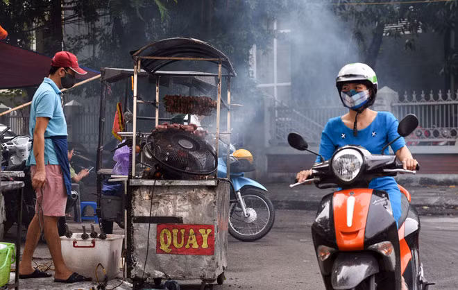 Phố Đặng Tiến Đông cứ khoảng 16h đến tối nơi này ngập chìm trong khói của những hàng vịt nướng.