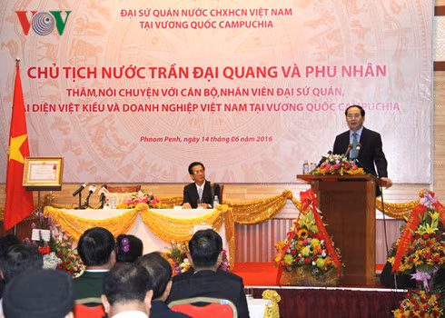 Chủ tịch nước Trần Đại Quang nói chuyện với dại diện cộng đồng người Việt và cán bộ nhân viên Đại sứ quán Việt Nam tại Campuchia.