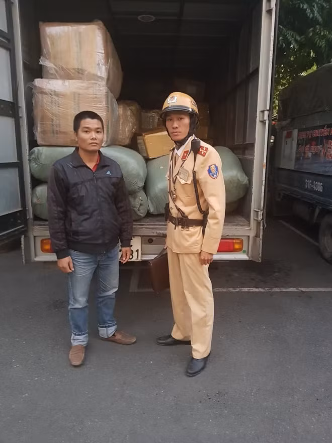Ngụy trang xe tải chở thư báo, xe thùng đông lạnh chở hàng lậu đều bị CSGT bắt giữ.