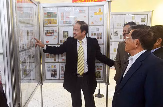 Triển lãm thu hút nhiều người đến xem.