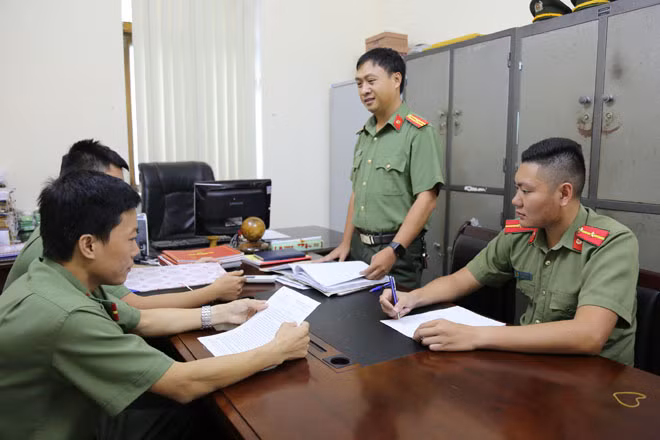 Thiếu tá Từ Tú Phương thường xuyên nghiên cứu tập quán các dân tộc để vận động đồng bào. Thiếu tá Từ Tú Phương thường xuyên nghiên cứu tập quán các dân tộc để vận động đồng bào.