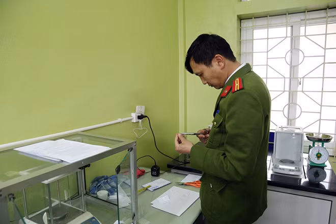 Cán bộ Phòng Kỹ thuật hình sự, Công an tỉnh Vĩnh Phúc giám định hàm lượng chất ma túy.