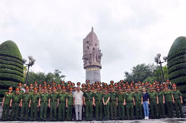 Lực lượng Cảnh sát truy nã tội phạm trong chuyến về nguồn, dâng hương, báo công và thăm quan tại Khu di tích Nha Công an Trung ương