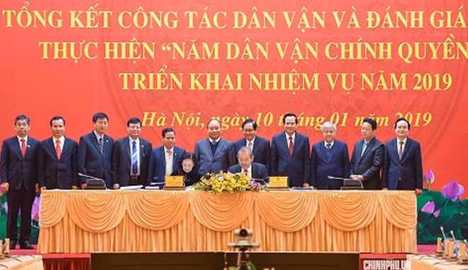 Phó Thủ tướng Trương Hòa Bình và Trưởng Ban Dân vận Trung ương Trương Thị Mai ký kết kế hoạch phối hợp thực hiện Năm dân vận chính quyền 2019 giữa Ban Cán sự Đảng Chính phủ và Ban Dân vận Trung ương - Ảnh: VGP/Quang Hiếu.