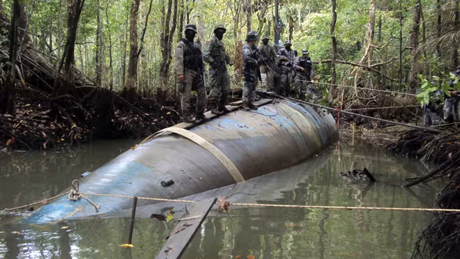 Một tàu ngầm ma túy được đóng trong rừng ở Colombia.