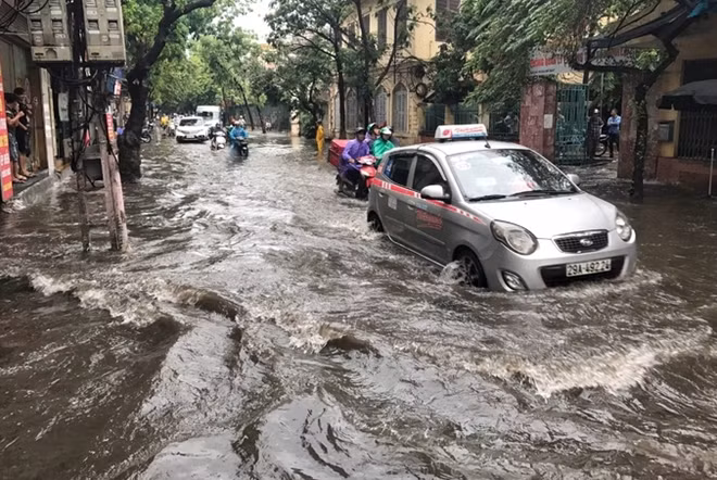 Phố Cao Bá Quát, con phố trũng thấp của thủ đô, thường xuyên bị ngập mỗi khi trời mưa.