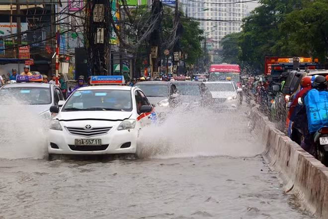 Các tuyến đường chính đi vào trung tâm thủ đô, như Trường Chinh, Lê Trọng Tấn, Định Công, Linh Đàm cũng bị ngập, giao thông rối loạn.