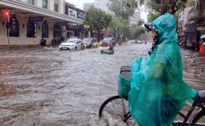 Đoạn phố Hàng Bài biến thành sông. Cả người đi xe đạp, xe máy, ôtô đều gặp khó khăn.