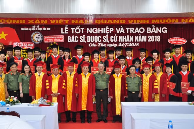 Các đại biểu và học viên tại Lễ tốt nghiệp.