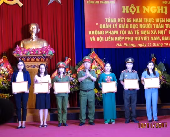 Các tập thể và cá nhân được khen thưởng.
