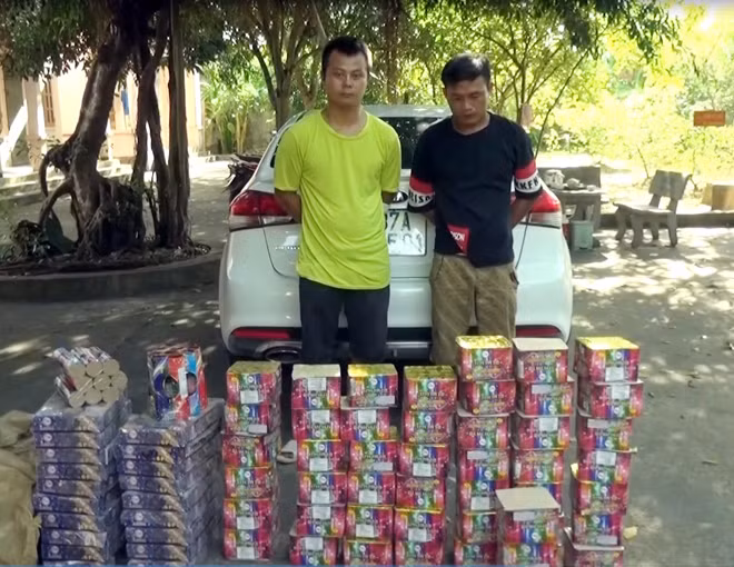 Hai đối tượng cùng 100kg pháo các loại.