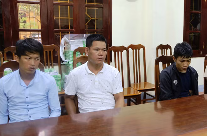 Ba đối tượng giả danh Công an lừa đảo bị Công an tỉnh Lạng Sơn bắt giữ. Ba đối tượng giả danh Công an lừa đảo bị Công an tỉnh Lạng Sơn bắt giữ.