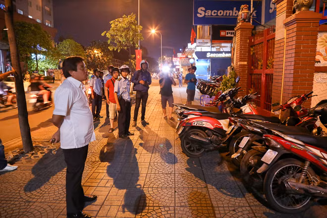 Ông Hải vẫn cùng đoàn kiểm tra xử lý chiếm dụng vỉa hè sau khi bị các tin nhắn đe dọa “xử”. Ông Hải vẫn cùng đoàn kiểm tra xử lý chiếm dụng vỉa hè sau khi bị các tin nhắn đe dọa “xử”.