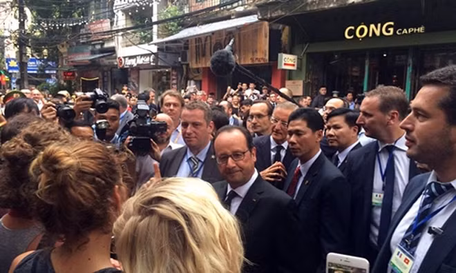 Tổng thống Pháp Francois Hollande ở trước quán cà phê trên phố Mã Mây. Ảnh:Văn Việt. Tổng thống Pháp Francois Hollande ở trước quán cà phê trên phố Mã Mây. Ảnh:Văn Việt.