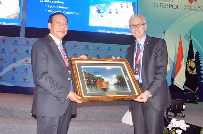 Thứ trưởng Lê Quý Vương gặp, làm việc với ông Jurgen Stock, Tổng Thư ký Interpol.