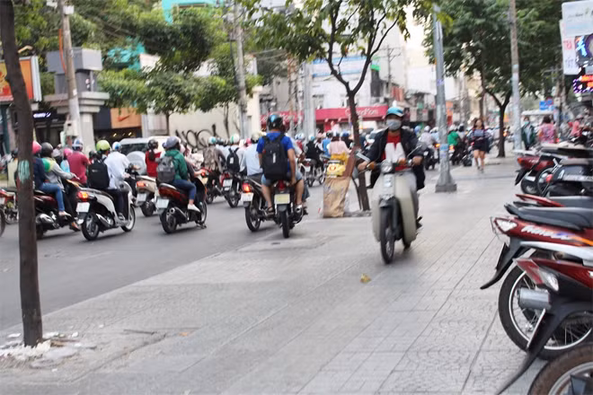 Nhiều người còn lợi dụng vỉa hè để đi ngược chiều.