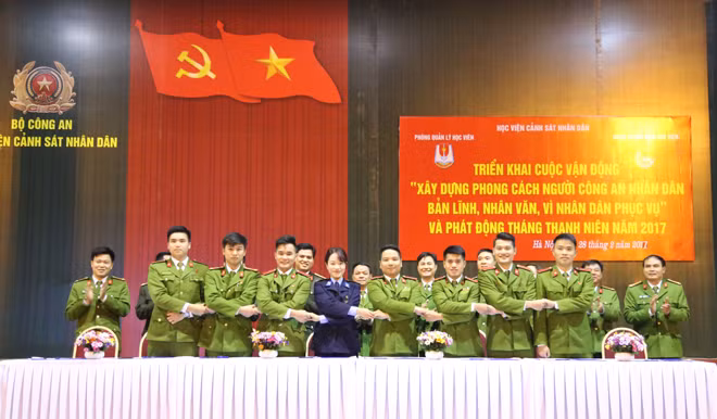 Đại diện đoàn viên các khóa học, hệ học ký kết thực hiện cuộc vận động và hưởng ứng tháng Thanh niên năm 2017.