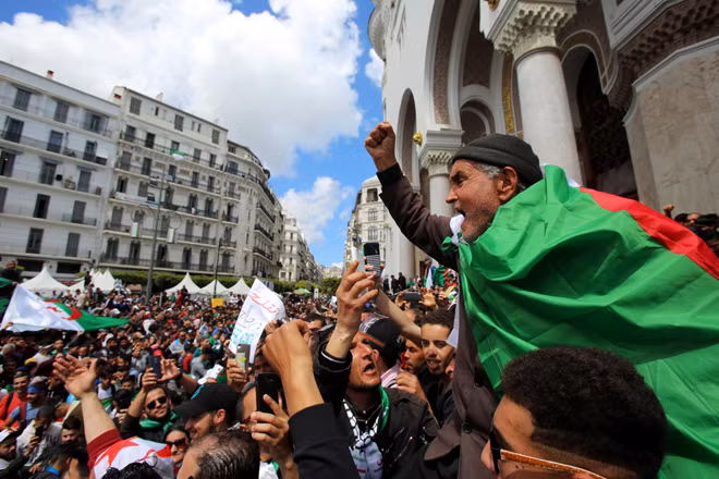 Người biểu tình ở Algeria.