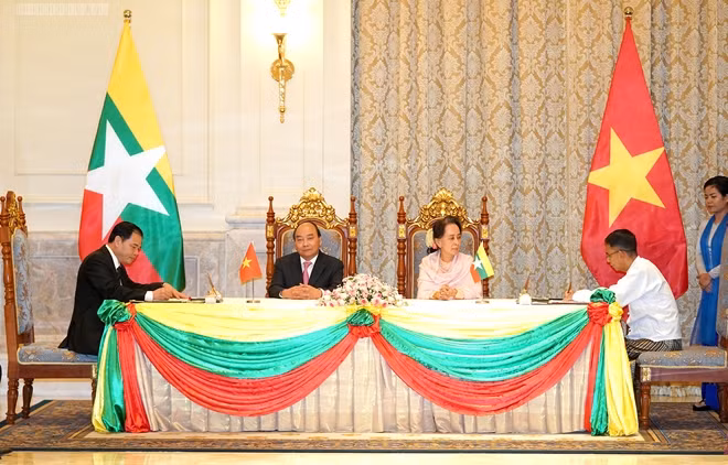 Thủ tướng Nguyễn Xuân Phúc và Cố vấn Nhà nước Aung San Suu Kyi gặp gỡ báo chí để thông báo kết quả hội đàm. Ảnh: VGP/Quang Hiếu