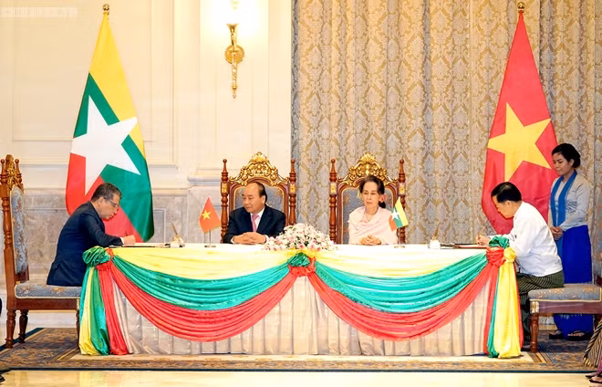 Thủ tướng Nguyễn Xuân Phúc và Cố vấn Nhà nước Aung San Suu Kyi chứng kiến ký kết một số văn kiện hợp tác giữa Việt Nam-Myanmar. Ảnh: VGP/Quang Hiếu