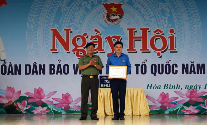 Đồng chí Thiếu tướng Lương Ngọc Dương, Phó Cục trưởng Cục xây dựng phong trào toàn dân bảo vệ ANTQ trao Kỷ niệm chương cho đồng chí Tỉnh đoàn.