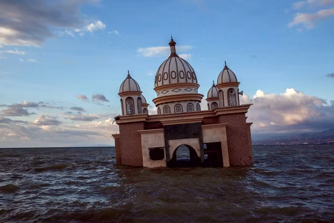 Nước bao quanh một nhà thờ Hồi giáo sau thảm họa sóng thần ở Palu, Indonesia, vào ngày 9-10. Số người chết vì trận động đất mạnh 7,4 độ richter và sóng thần lên tới 1.200 người. (Ảnh: Putu Sayoga)