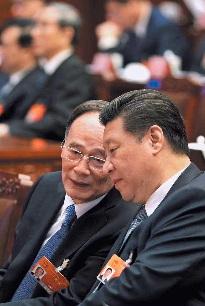 Ông Vương Kỳ Sơn (trái) và ông Tập Cận Bình.