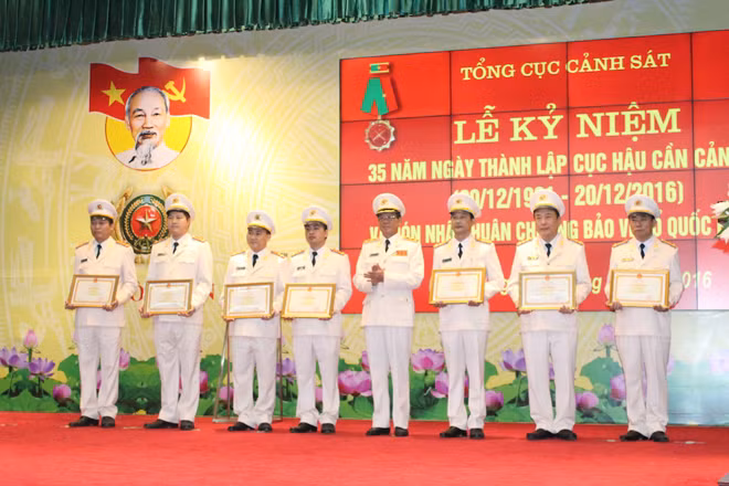 Trung tướng Phan Văn Vĩnh trao Bằng khen cho các cá nhân, tập thể xuất sắc.