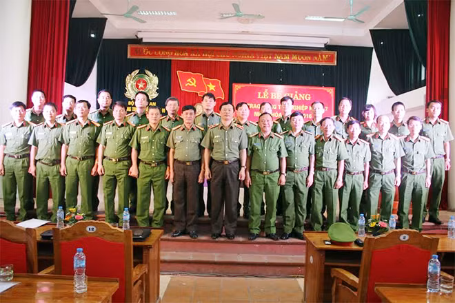 Các đại biểu tại lễ bế giảng.