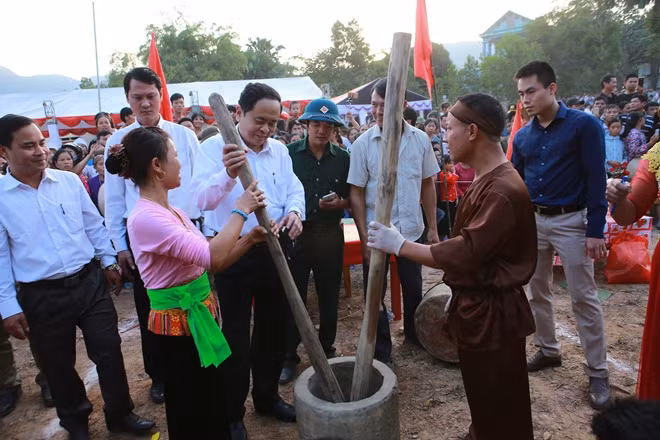Chủ tịch Ủy ban Trung ương MTTQ Việt Nam Trần Thanh Mẫn chung vui Ngày hội Đại đoàn kết toàn dân tộc với bà con Khu dân cư Đồng Xuân 3.
