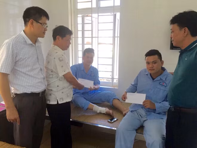 Lãnh đạo địa phương thăm hỏi cán bộ chiến sĩ bị thương tại bệnh viện.