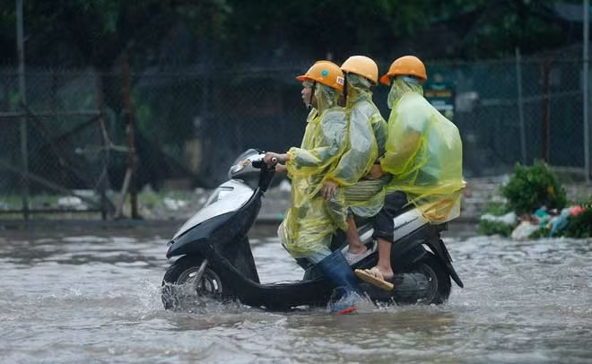 Có đoạn ngập dài 500 m, giao thông qua đây ách tắc.