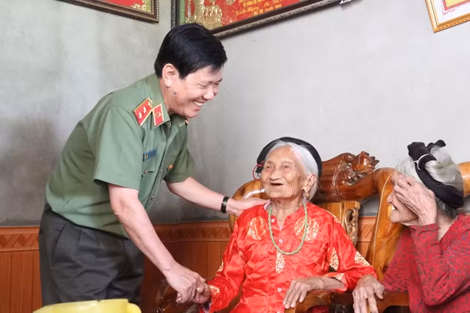 Thứ trưởng Nguyễn Văn Sơn tặng quà Mẹ liệt sỹ Nguyễn Thị Hoài.