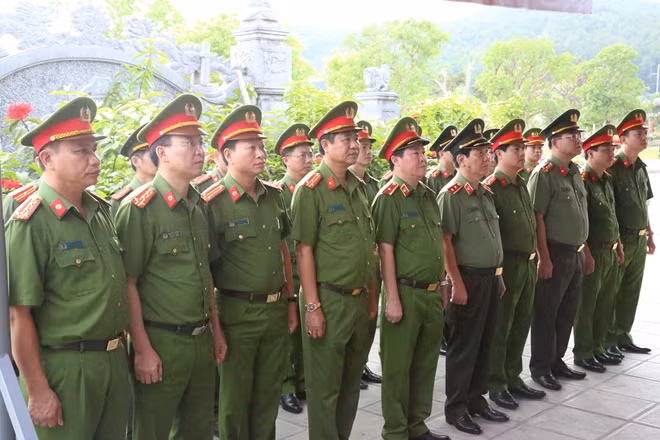 Đoàn công tác dâng hoa, dâng hương tại khu di tích Truông bồn.