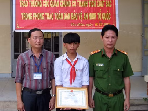 Học sinh lớp 7 trả lại 15 triệu đồng cho người đánh rơi ảnh 3