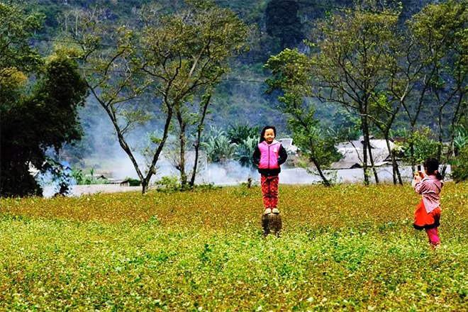 Trẻ em người H'Mông tập làm “người mẫu”.