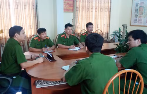 Một buổi họp trước giờ phá án của Phòng cảnh sát truy nã tội phạm Công an tỉnh Hải Dương. Một buổi họp trước giờ phá án của Phòng cảnh sát truy nã tội phạm Công an tỉnh Hải Dương.