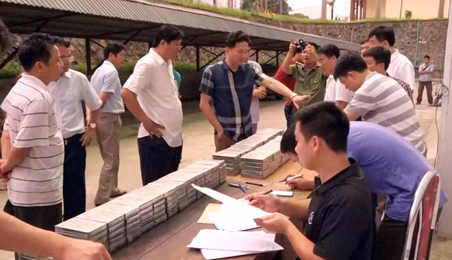 Đại tá Đinh Tiến Quân - Giám đốc Công an tỉnh Lào Cai, cùng các chiến sĩ phòng chống tội phạm ma túy triệt phá đường dây vận chuyển ma túy lớn nhất từ trước đến nay trên địa bàn tỉnh Lào Cai.