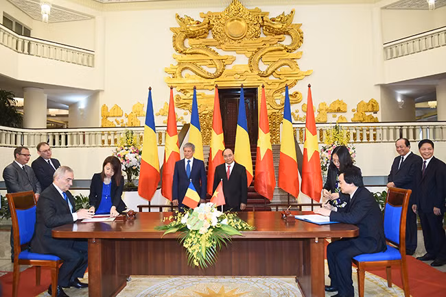 Thủ tướng Nguyễn Xuân Phúc và Thủ tướng Rumani Dacian Ciolos chứng kiến lễ ký kết hợp tác về giáo dục giữa hai nước. Ảnh: VGP/Quang Hiếu