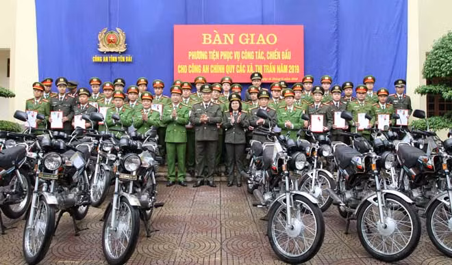 Ban Giám đốc Công an tỉnh Yên Bái bàn giao xe mô tô cho lực lượng Công an chính quy đảm nhiệm các chức danh Công an xã, thị trấn trên địa bàn.