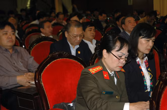 Các đại biểu thể hiện sự tập trung, nghiêm túc học tập, quán triệt Nghị quyết.