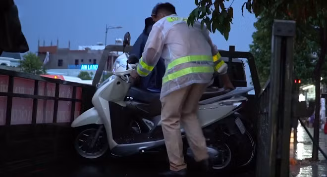 Nhiều tuyến đường nước ngập lênh láng, hàng loạt phương tiện bị chết máy.