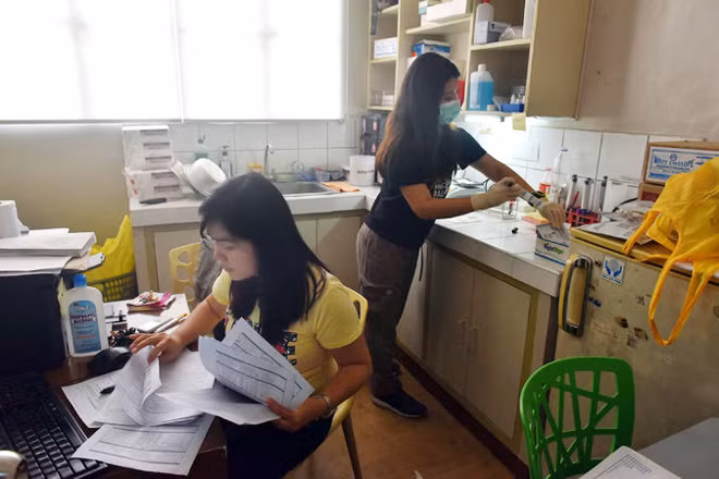 Tình nguyện viên của tổ chức "Tự yêu mình" làm việc.