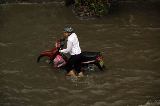 Ở khu vực đường Xuân Thủy, P.Thảo Điền (Q.2) tình trạng ngập cũng diễn ra tương tự.