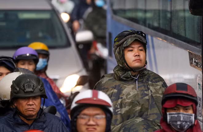 Đến khoảng 19h, nước rút dần nhưng giao thông qua khu vực này vẫn còn ùn tắc, hỗn loạn.